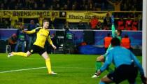 Football Soccer - Borussia Dortmund v Legia Warszawa - Champions League - Signal Iduna Park, Dortmund, Germany - 22/11/16 - Dortmund's Marco Reus scores a goal against Warszawa. REUTERS/Wolfgang Rattay