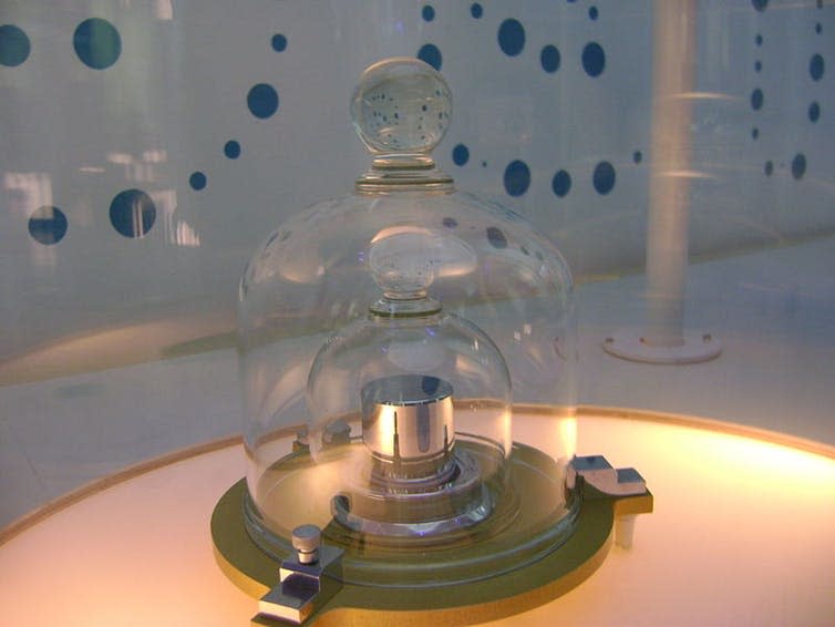 <span class="caption">A copy of the international prototype kilogram.</span> <span class="attribution"><a class="link " href="https://commons.wikimedia.org/wiki/File:Prototype_kilogram_replica.JPG" rel="nofollow noopener" target="_blank" data-ylk="slk:Japs88/Wikimedia Commons;elm:context_link;itc:0;sec:content-canvas">Japs88/Wikimedia Commons</a>, <a class="link " href="http://creativecommons.org/licenses/by-sa/4.0/" rel="nofollow noopener" target="_blank" data-ylk="slk:CC BY-SA;elm:context_link;itc:0;sec:content-canvas">CC BY-SA</a></span>