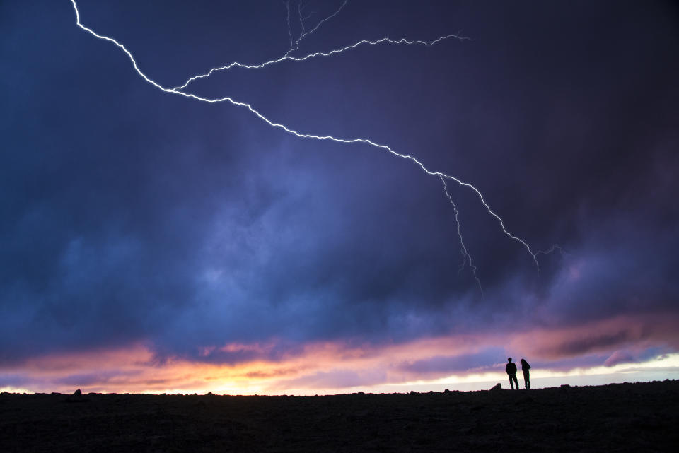 So malerisch der Anblick sein mag: Bei Unwetter auf freier Fläche gilt immer: So schnell wie möglich einen schützenden Ort aufsuchen. (Symbolbild: Getty)