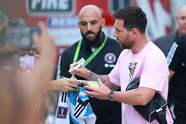 Yassine Cheuko junto a Lionel Messi en una firma de autógrafos