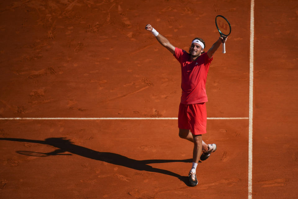 El griego Stefanos Tsitsipas celebra tras vencer al italiano Jannik Sinner en la semifinal del Masters de Montecarlo el sábado 13 de abril del 2024. (AP Foto/Daniel Cole)