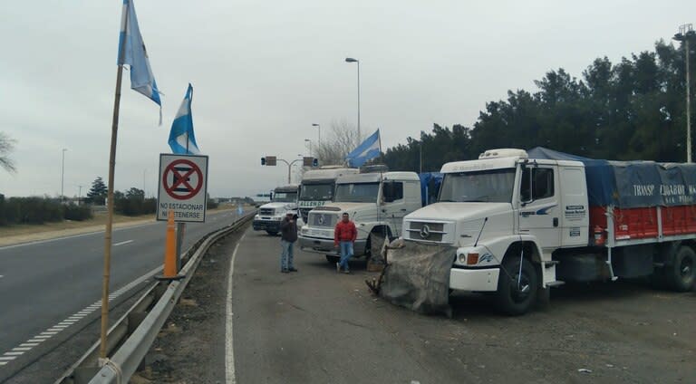 En el kilómetro 153 de la autopista Rosario-Buenos Aires anoche se levantó la medida de protesta de transportistas autoconvocados