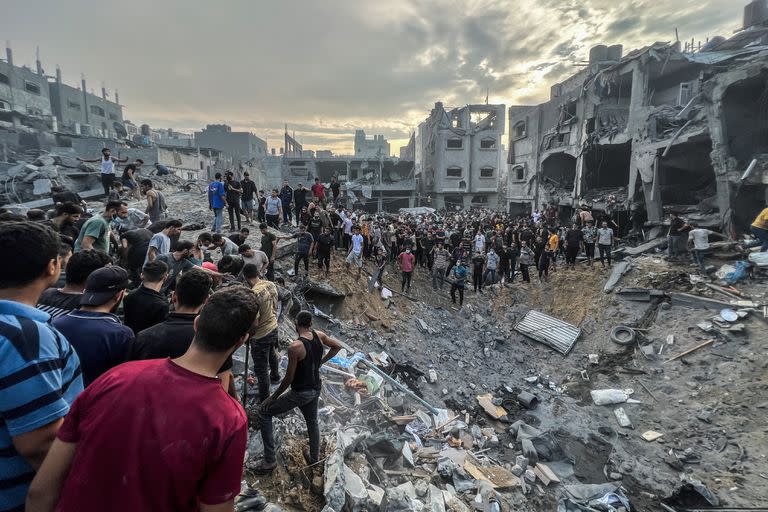 Palestinos buscan supervivientes tras un ataque aéreo israelí en el campo de refugiados de Jabalia, al norte de la ciudad de Gaza
