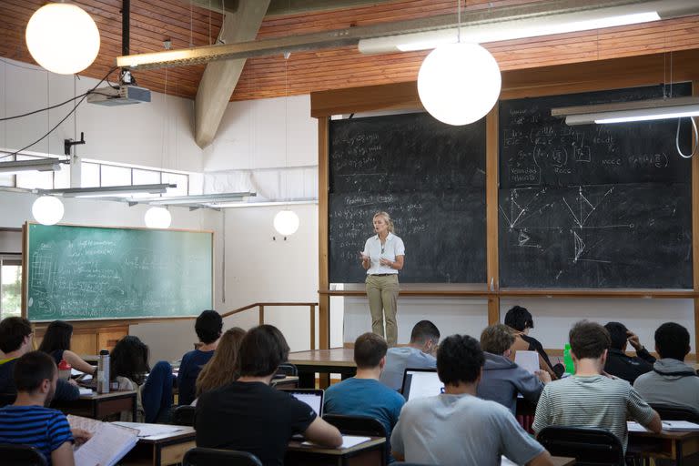 De alumna a profesora: Karen Hallberg ante la clase en el Instituto Balseiro