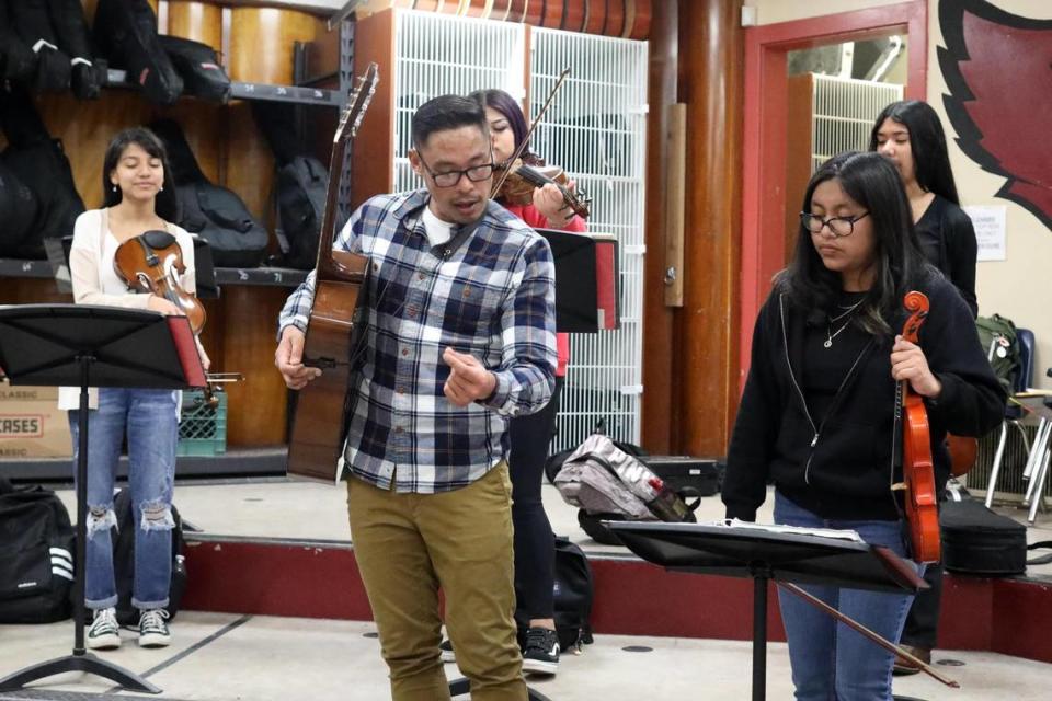 Orosi High School Mariachi Cardenal members listen to Orosi mariachi band director Jonathan Gaspar during their mariachi class on Wednesday, March 15, 2023. María G. Ortiz-Briones/mortizbriones@vidaenelvalle.com