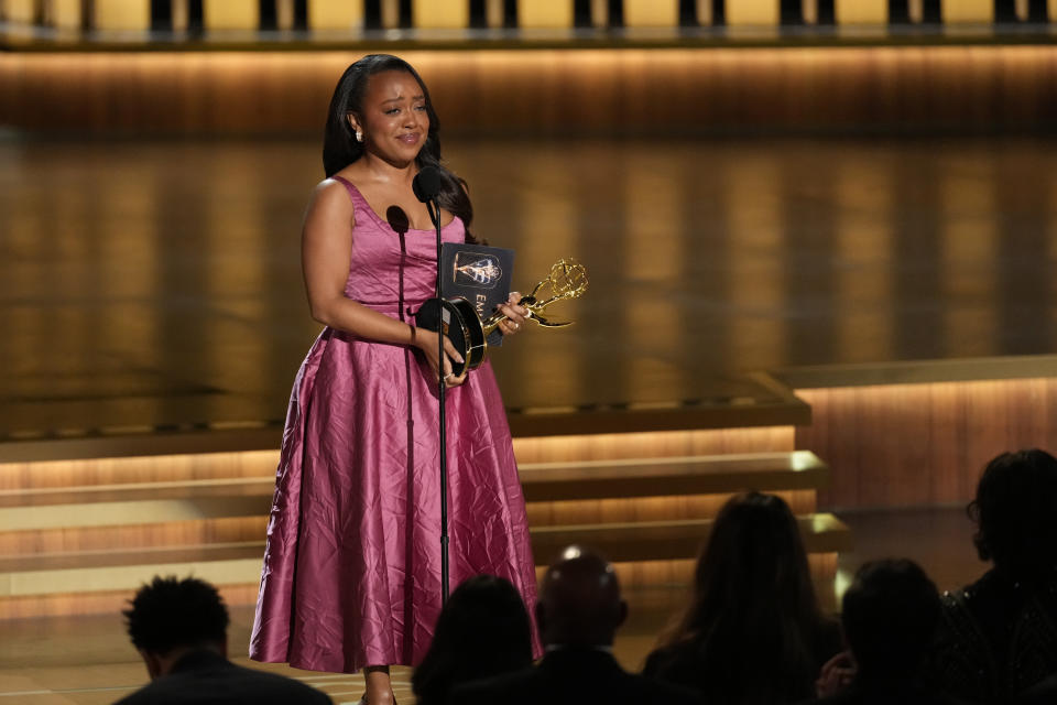 Quinta Brunson recibe el premio a mejor actriz de comedia por "Abbott Elementary" en la 75a edición de los Premios Emmy el lunes 15 de enero de 2024 en el Teatro Peacock de Los Ángeles. (Foto AP/Chris Pizzello)