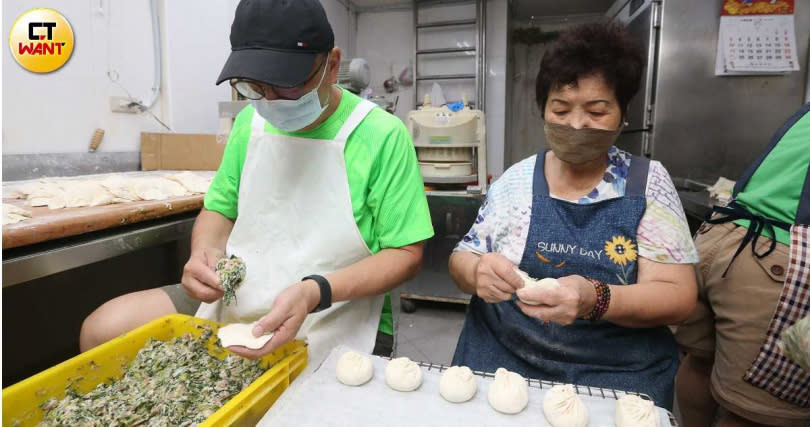 興記老闆娘郭林初旭高齡80歲，身體仍相當硬朗，每天到店裡幫忙。（圖／趙世勳攝）