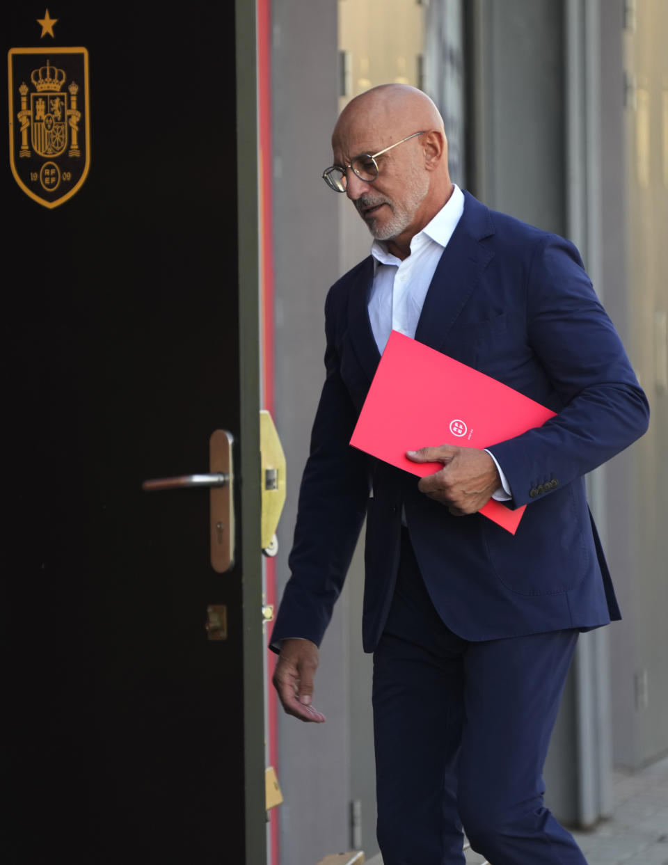 Spain's national soccer coach Luis de la Fuente arrives to give a press conference where he will announce the squad for the upcoming international Euro 2024 qualifying matches, in Las Rozas, Spain, Friday, Sept. 1, 2023. (AP Photo/Paul White)