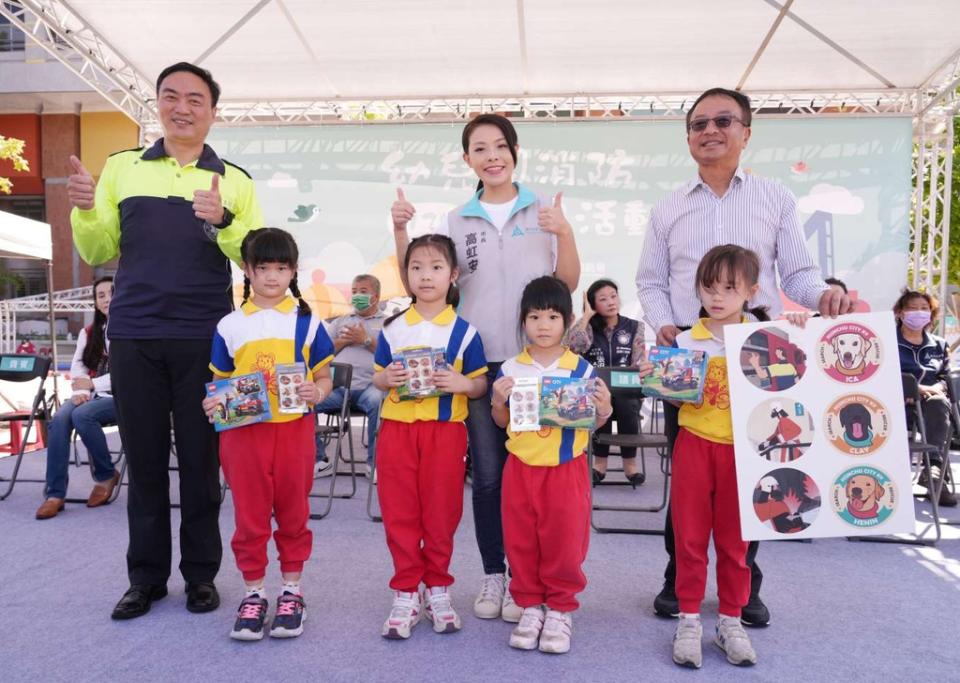 《圖說》竹市幼兒園消防體驗活動，每位小朋友都獲贈1包精美消防意象精油防蚊貼，表現良好前3名再額外獲贈1台別具紀念價值的樂高消防車。（圖／新竹市政府提供）