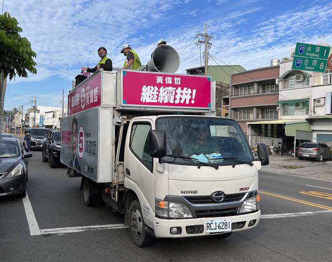 連任成功的台南市長黃偉哲，今天上午啟動謝票行程。（洪榮志攝）