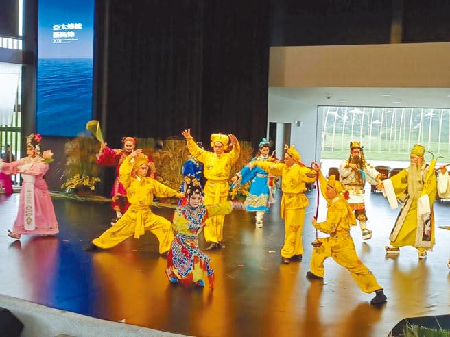 「2021亞太傳統藝術節」20日在宜蘭傳藝園區臨水劇場揭開序幕。（胡健森攝）