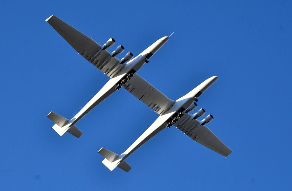 Das größte Flugzeug der Welt, gebaut von der Firma Stratolaunch Systems des verstorbenen Paul Allen, absolviert seinen ersten Testflug in Mojave, Kalifornien, USA, am 13. April 2019. (Bild: REUTERS/Gene Blevins)