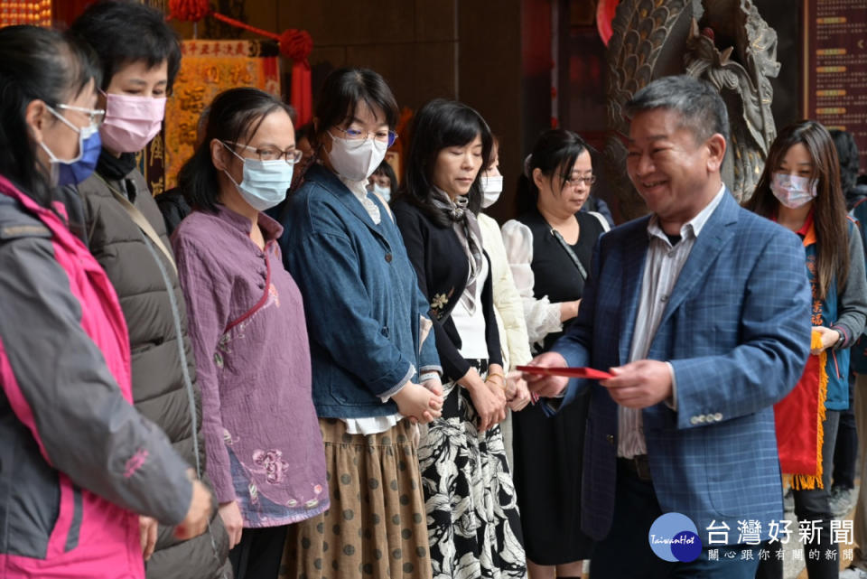 桃園大廟景福宮頒發助學金       桃園市有236 位學生受惠