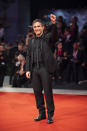 Gael García Bernal, que acudió al evento con un desafortunado look, es otra de las estrellas de esta película francesa. (Foto: Arthur Mola / AP)