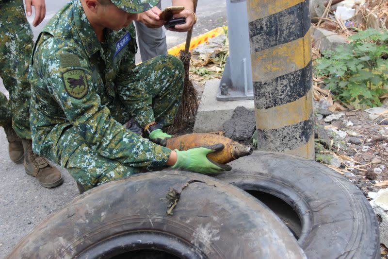 ▲斗南鎮市區空屋發現未爆彈，經軍方未爆彈處理人員緊急用防爆毯覆蓋移除，讓附近居民虛驚一場。（記者簡勇鵬拍攝，2020.10.22）