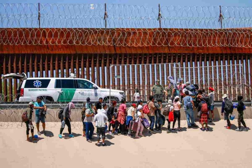 Migrantes en frontera sur de EU. Foto: Cuartoscuro