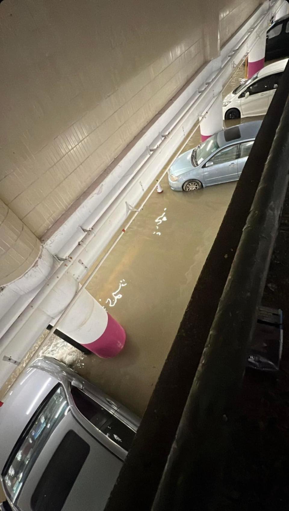 有市民影到環翠邨停車場水浸。（圖：柴灣人柴灣事）