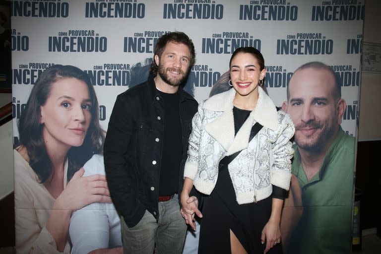 Súper sonrientes y de la mano, los actores no se despegaron en toda la noche y se mostraron muy enamorados