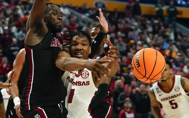 Arkansas guard's J.D. Notae (1) and Davonte Davis (4) strip the