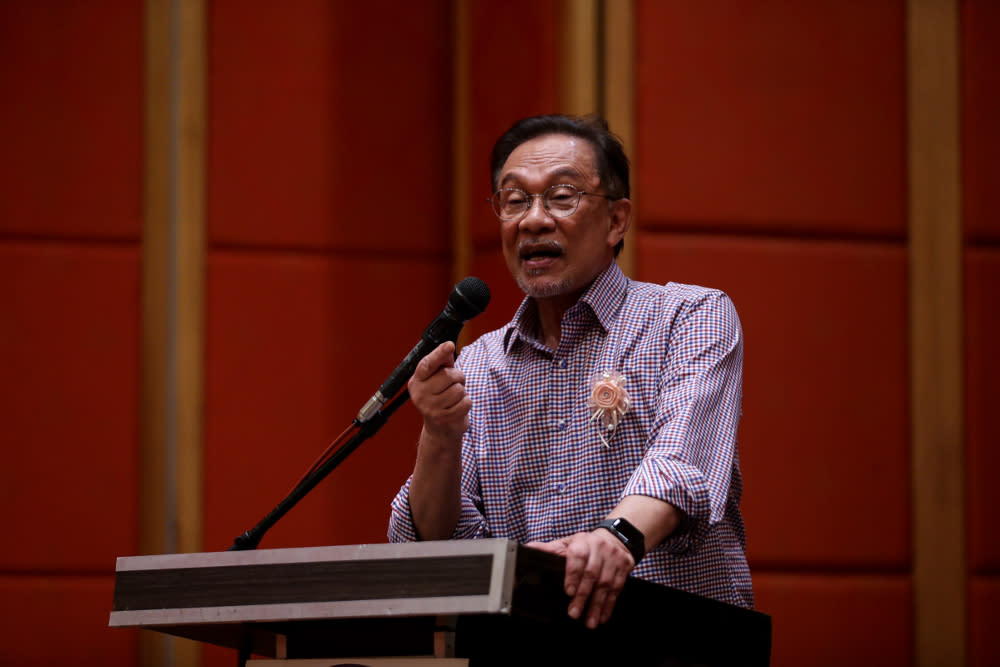 PKR president Datuk Seri Anwar Ibrahim today said there is no need to make statements calling for Prime Minister Tun Dr Mahathir Mohamad to step down. — Picture by Ahmad Zamzahuri