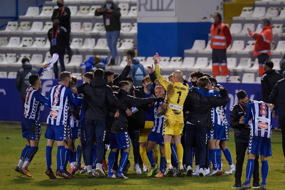 Los jugadores del Alcoyano celebran su pase a los octavos de la Copa del Rey tras eliminar al Real Madrid. (Foto: Jose Breton / Pics Action / NurPhoto / Getty Images).