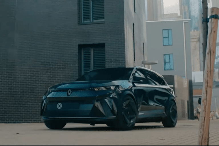 Renault Scenic, star sur Netflix de la série Bodies-Le petit écran comme vitrine
