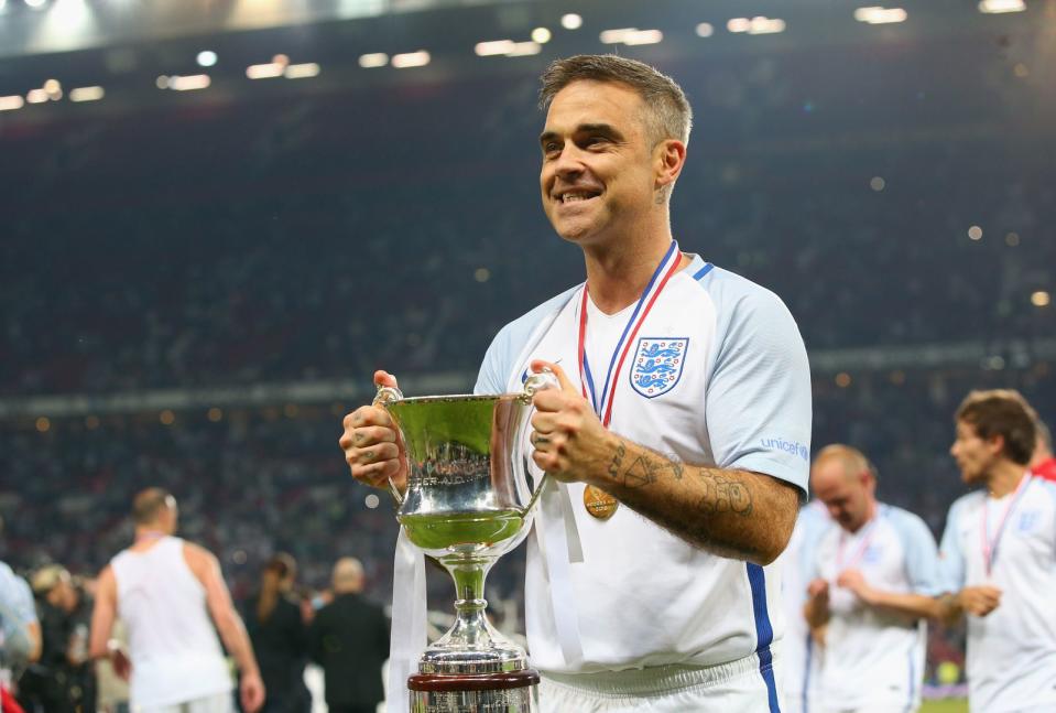 <p>Bevor Robbie Williams seine Musikkarriere als Teil der Boyband Take That startete, träumte der Sänger und Entertainer von einer Laufbahn als Profifußballer. Seine Leidenschaft zeigt er auch mit seinem 2006 mit begründetem Projekt "Soccer Aid". Alle zwei Jahre wird für den guten Zweck ein Fußballspiel zwischen Promis und Ex-Profi-Fußballern organisiert. (Bild: Alex Livesey/Getty Images)</p> 