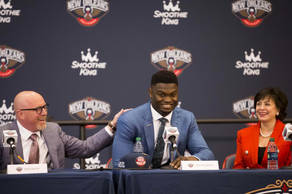 Zion Williamson（圖中）、鵜鶘總管David Griffin（圖左）與鵜鶘老闆Gayle Benson。（Derick E. Hingle-USA TODAY Sports）