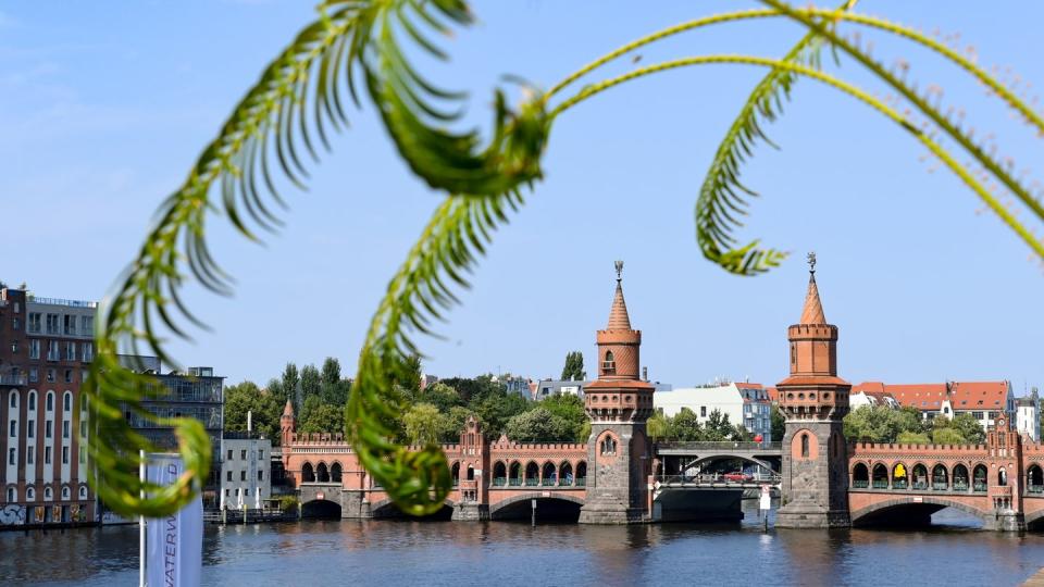 Die Oberbaumbrücke verbindet Friedrichshain und Kreuzberg. Der Bezirk möchte keine Corona-Hilfe durch die Bundeswehr.