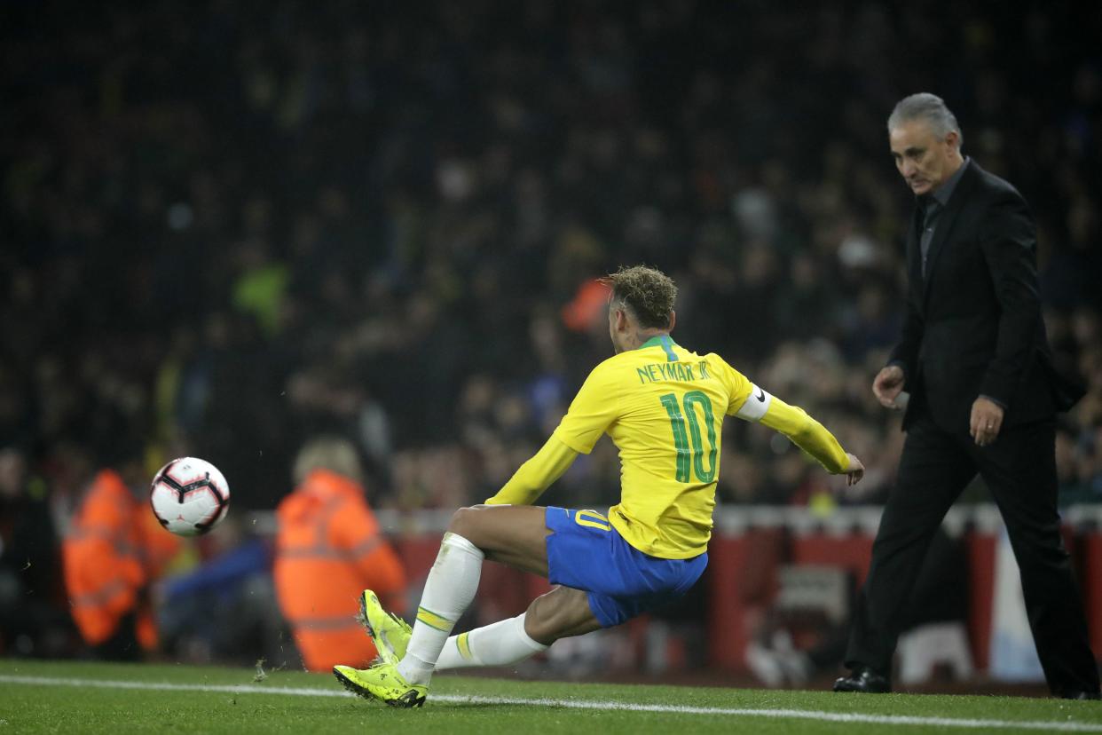 El delantero brasileño Neymar intenta salvar un balón mientras su entrenador Tite observa durante un partido amistoso. (Foto: AP/Matt Dunham)