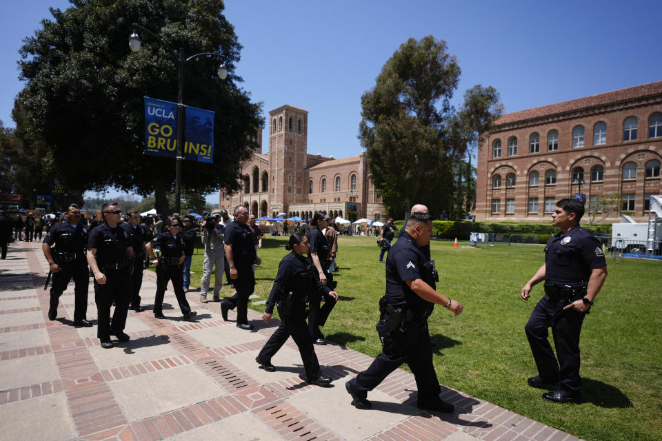 1日白天，在結束夜間衝突之後，警察在UCLA校園內布防。（圖／美聯社）