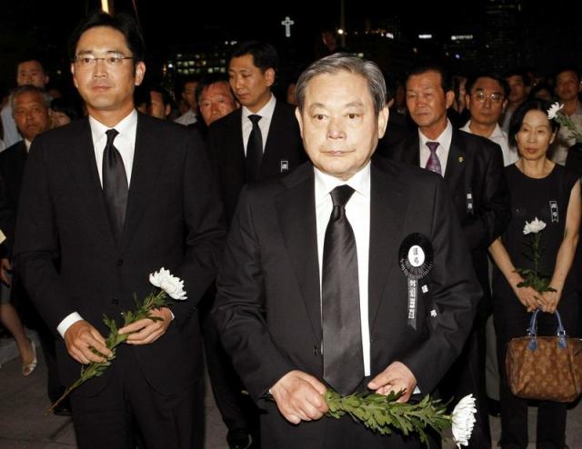 28th Oct, 2020. Funeral for late Samsung leader The bereaved family members  of the late Samsung Group Chairman Lee Kun-hee arrive at Samsung Medical  Center in Seoul on Oct. 28, 2020, to