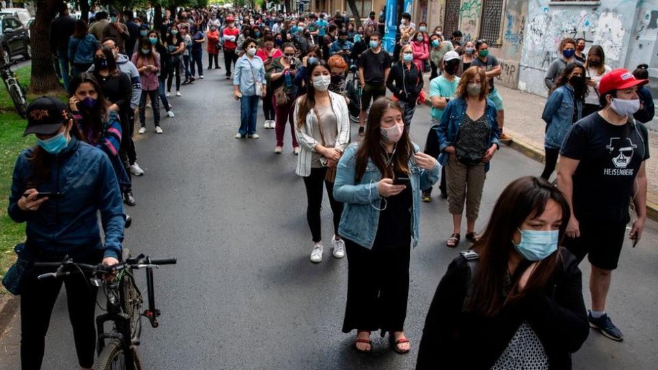 El referendo chileno, aprobado en un acuerdo político en el Congreso tras un ciclo de manifestaciones, definirá el destino político institucional de Chile en los próximos años y la apuesta hizo salir a las calles a millones de personas.