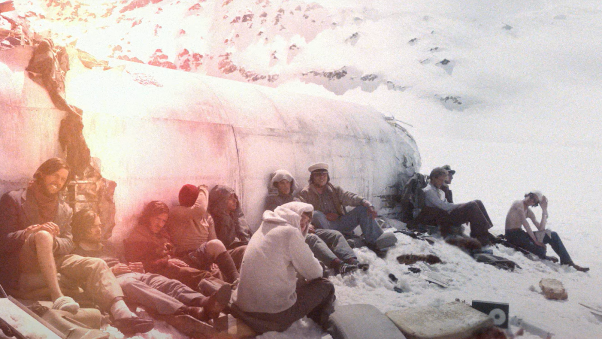 Fotograma de la película 'La sociedad de la nieve', de J. A. Bayona. <a href="https://www.netflix.com/es/title/81268316" rel="nofollow noopener" target="_blank" data-ylk="slk:Netflix;elm:context_link;itc:0;sec:content-canvas" class="link ">Netflix</a>