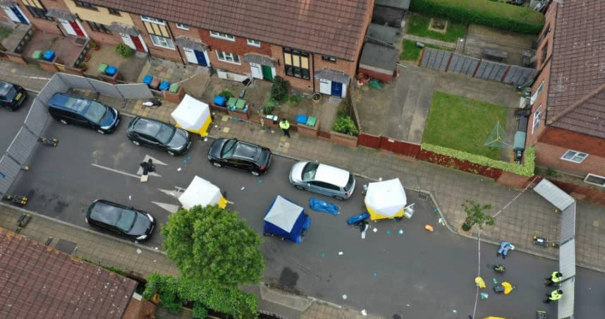 倫敦一家四口遭人殺害，陳屍在家門口旁。警方在當地直接搭建了4作法醫帳篷保護罹難者遺體。（圖／翻攝自推特）