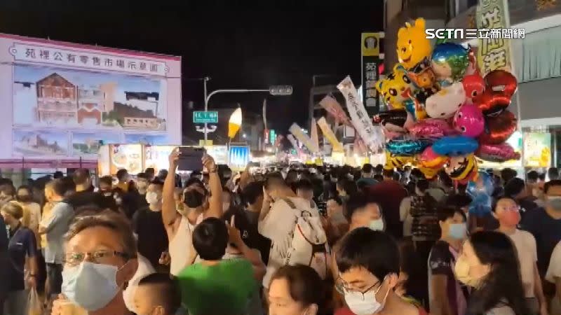 「鬼門關夜市」每年只限定1晚，700公尺擠進300個攤位，加上逛街人潮相當擁擠。（圖／資料照）