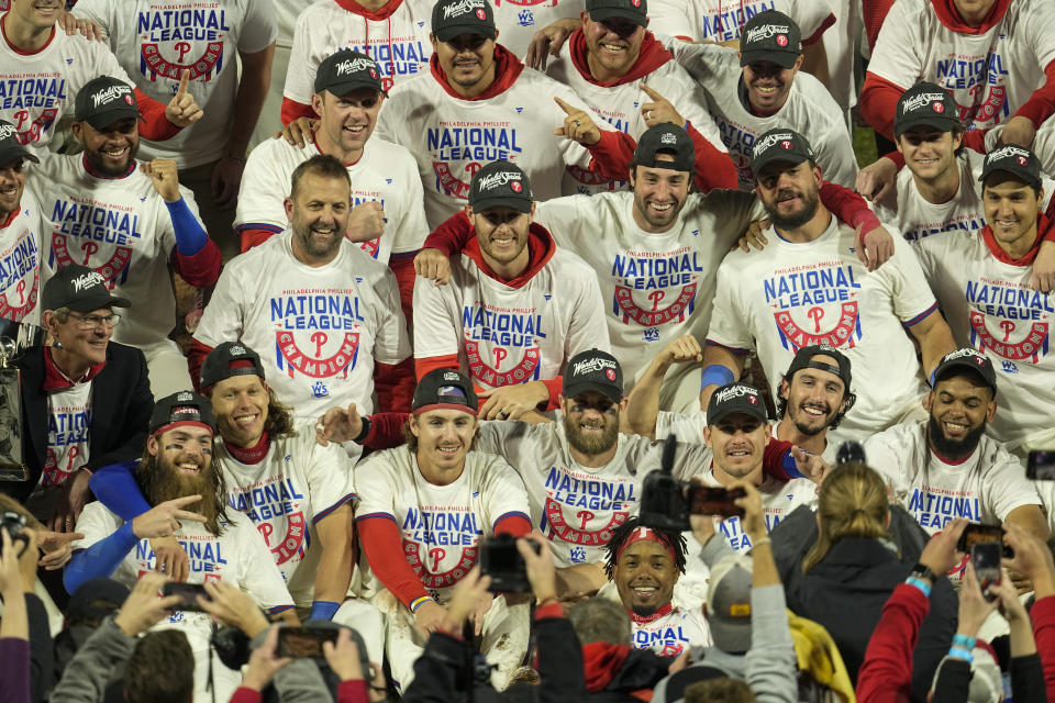 Los Filies de Filadelfia celebran tras ganar la Serie de Campeonato de de la Liga Nacional contra los Padres de San Diego el 23 de octubre del 2022. (AP Foto/Matt Rourke)