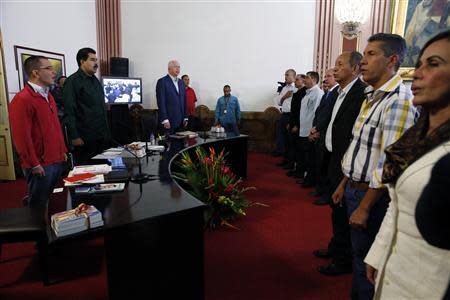 Venezuela's President Nicolas Maduro (2nd L) sings the national anthem during a meeting with the opposition's newly elected mayors and governors at Miraflores Palace in Caracas December 18, 2013. REUTERS/Carlos Garcia Rawlins