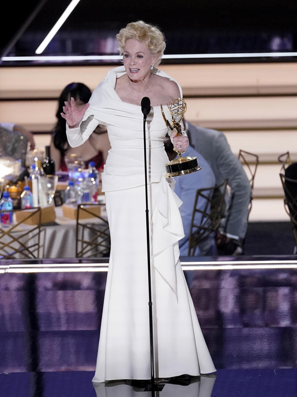 Jean Smart recibe el Emmy a mejor actriz en una serie de comedia por "Hacks" en la 74a entrega de los Premios Emmy el lunes 12 de septiembre de 2022 en el Teatro Microsoft en Los Angeles. (Foto AP Mark Terrill)