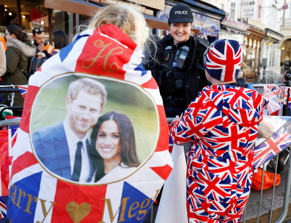 <p>Londres está preparada para la boda del príncipe Harry y Meghan Markle de este sábado 19 de mayo. De hecho, ya hay gente esperando para ver y saludar a los novios en primera fila, como estas fans que charlan con una agente de policía en las cercanías del Castillo de Windsor, a unos 30 kilómetros al oeste de la capital británica. (Foto: Phil Noble / Reuters). </p>