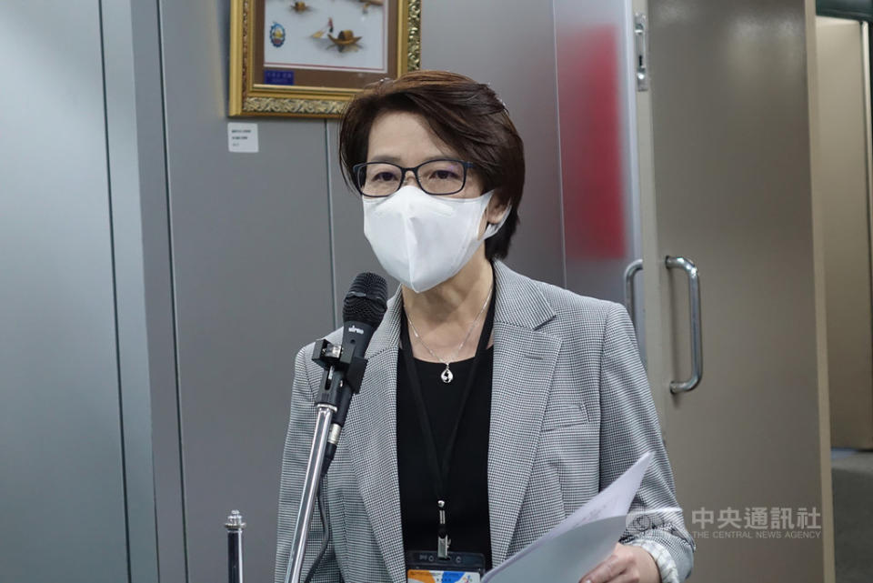 因應新冠肺炎(武漢肺炎)疫情，台北市副市長黃珊珊表示，擬於9日成人14天可買9片口罩後，宣布沒戴口罩禁搭雙北公車與捷運。(中央社資料照)