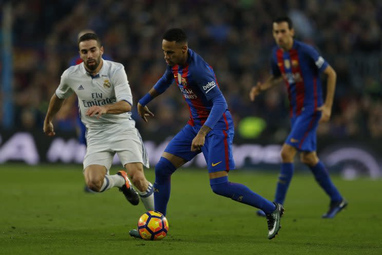 Neymar conduce el balón en un Clasico. GETTY IMAGES