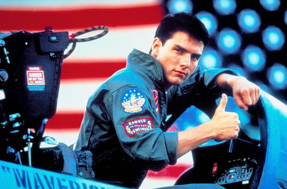 <p>Pete Mitchell, Fliegername "Maverick", ist mächtig stolz, in der Elitetruppe "Top Gun" einen F14-Kampfjet fliegen zu dürfen. Das galt auch für seinen Darsteller Tom Cruise: Für den damals 24-jährigen Schauspieler, der auch privat eine Pilotenlizenz besitzt, bedeutete die Rolle den endgültigen Aufstieg zum Hollywood(-Action)-Superstar. (Bild: TM & © 2017 by Paramount Pictures. All rights reserved. )</p> 