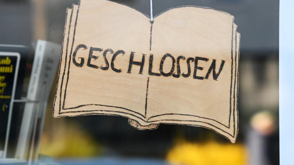 Ein «Geschlossen»-Schild vor einer Buchhandlung.