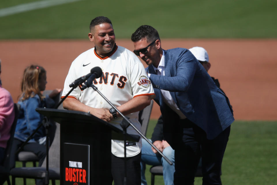 Bengie Molina請Buster Posey在自己的球衣上簽名。（Photo by Lachlan Cunningham/Getty Images）