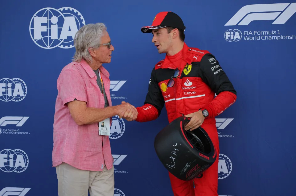 Charles Leclerc con Michael Douglas  |  REUTERS/Brian Snyder