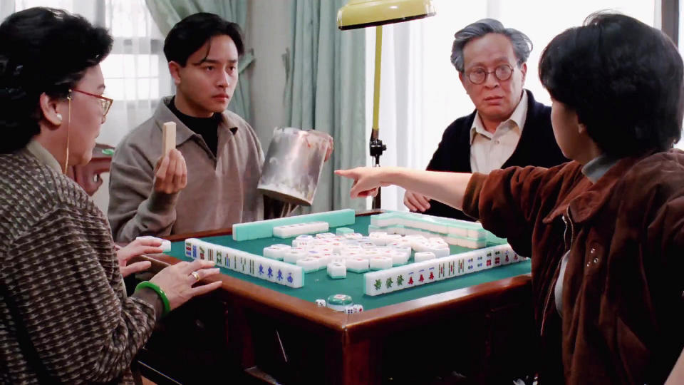 張國榮（左二）與毛舜筠（右）在《家有囍事》的搞笑「麻將PK」，讓觀眾津津樂道。（圖／采昌）