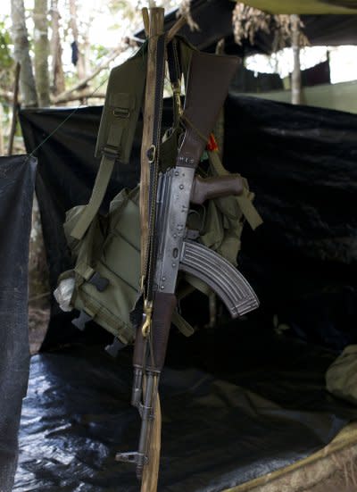 哥倫比亞南部城市亞里普蘭斯（Yari Plains）的一隅，掛著一把FARC成員的步槍。隨著FARC正式與政府簽署停火協議，雙方數十年來的惡戰也可望告終。（美聯社）