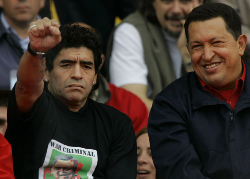 El astro argentino de fútbol Diego Armando Maradona, a la izquierda, gesticula mientras se sienta junto con el presidente de Venezuela Hugo Chávez durante un acto en contra de la presencia del presidente George Bush en la IV Cumbre de las Américas en la ciudad atlántica de Mar del Plata, Argentina el viernes 4 de noviembre de 2005. (AP Photo / Marcelo Hernandez)