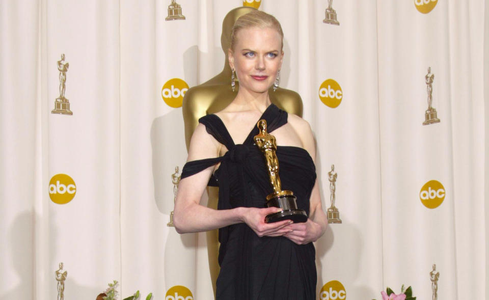 <p>Mit Schwarz kann Frau nicht falsch liegen – 32 Prozent der Oscar-Gewinnerinnen der letzten drei Jahrzehnte nahmen in einem schwarzen Kleid die begehrte Trophäe entgegen. So auch Nicole Kidman im Jahr 2003. Übrigens liegt Weiß mit 25 Prozent auch hoch im Trend. (Bild: Rex Features) </p>